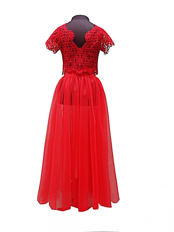 Красное платье с пышной фатиновой юбкой