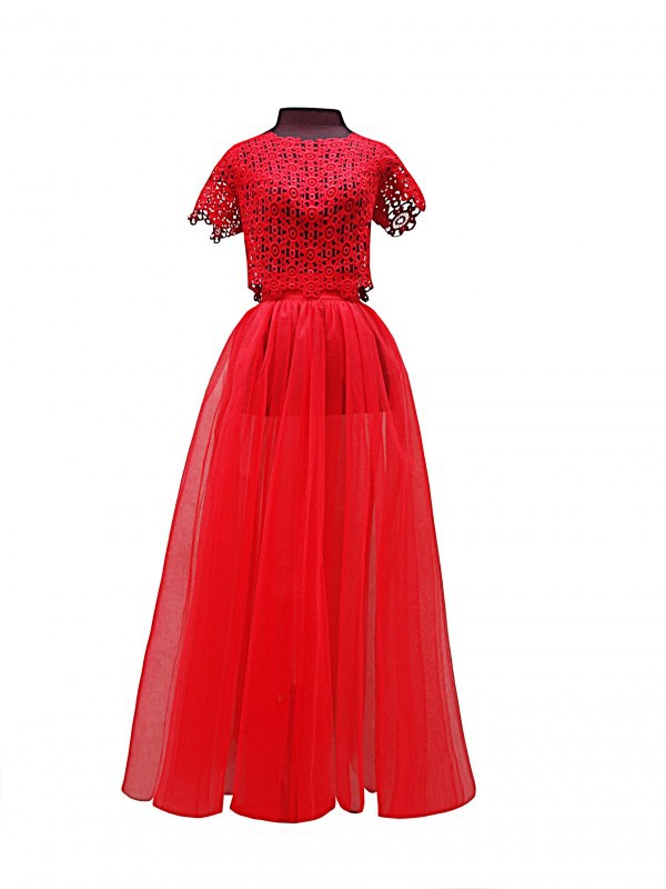 Красное платье с пышной фатиновой юбкой