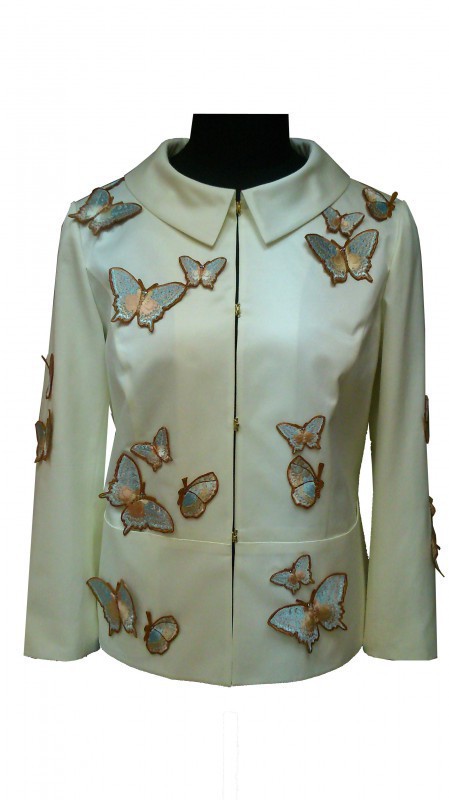Светлая блузка-жакет с бабочками
