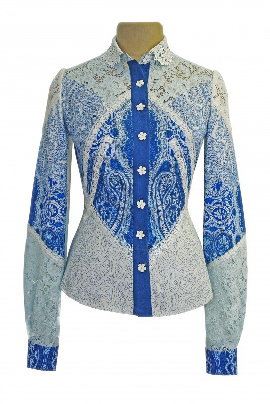 Синяя блузка-рубашка с белым кружевом